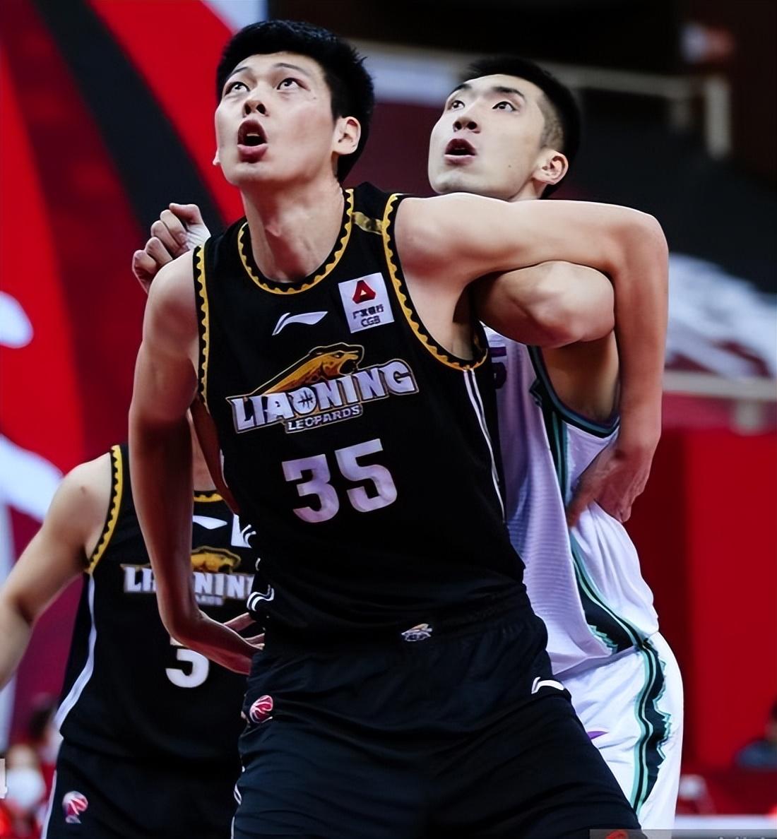 战术调整灵活，助球队击败强敌晋级