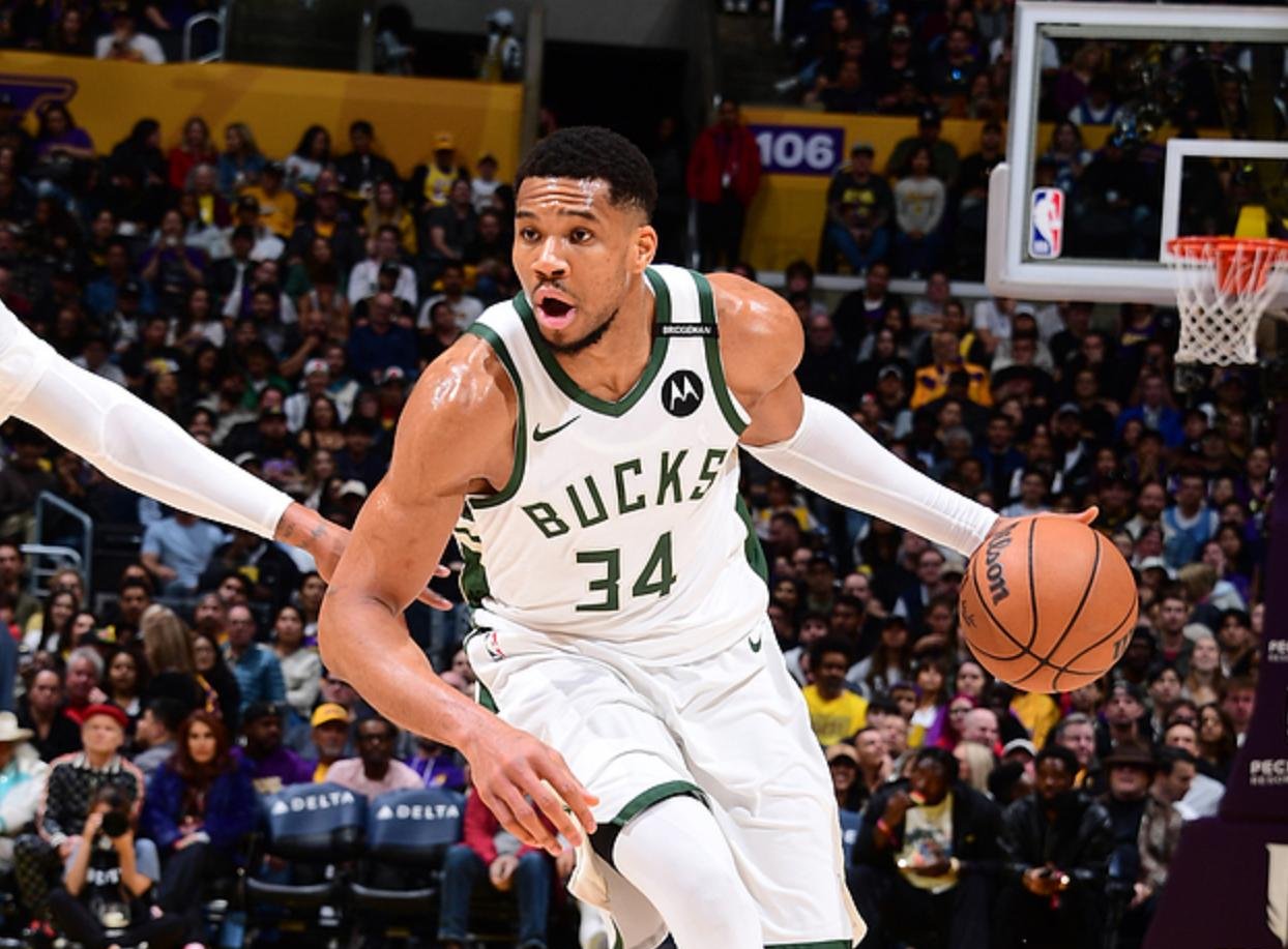 雄鹿力克湖人，麦科勒姆爆发神勇的简单介绍