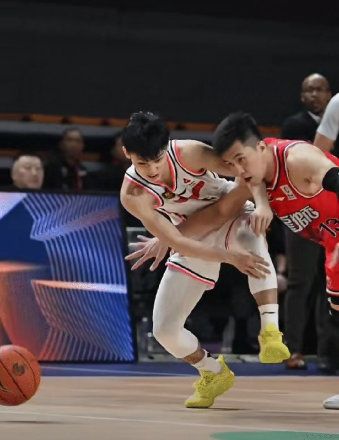 骑士完胜勇士，郭艾伦点燃赛场